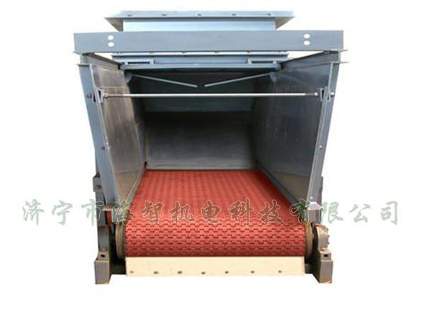 防腐蝕帶式（甲帶）給料機(jī)采用了防打滑膠帶，防止在物料輸送過(guò)程中造成撒料后果